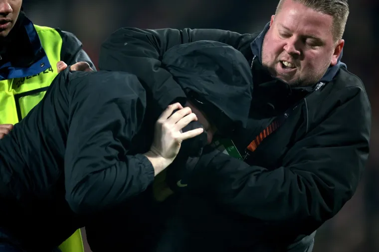 Kaos na utakmici u kojoj je igrao Rakitić: Navijač uletio u teren, udario golmana i sve požalio