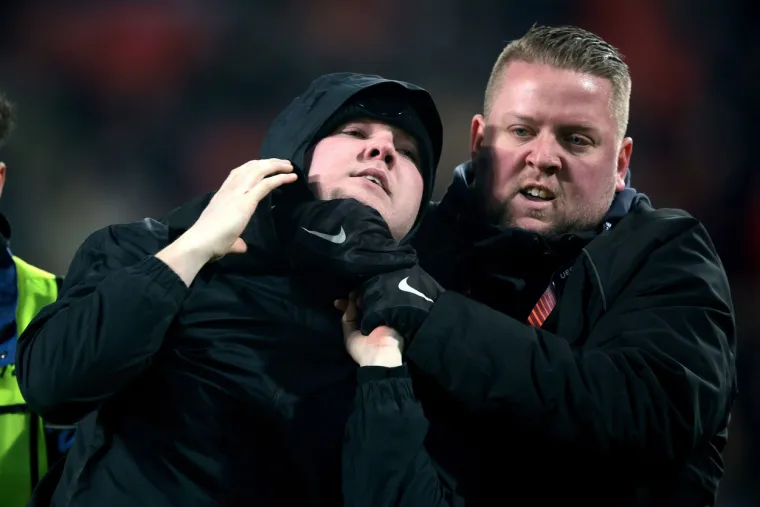 Kaos na utakmici u kojoj je igrao Rakitić: Navijač uletio u teren, udario golmana i sve požalio