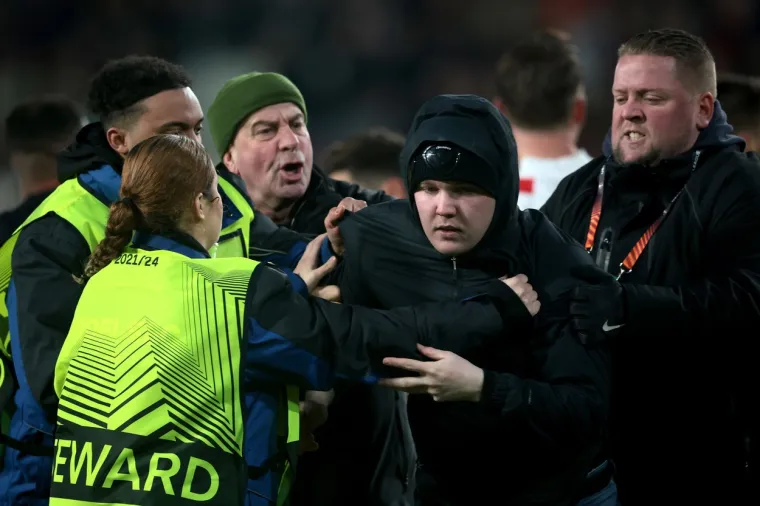 Kaos na utakmici u kojoj je igrao Rakitić: Navijač uletio u teren, udario golmana i sve požalio