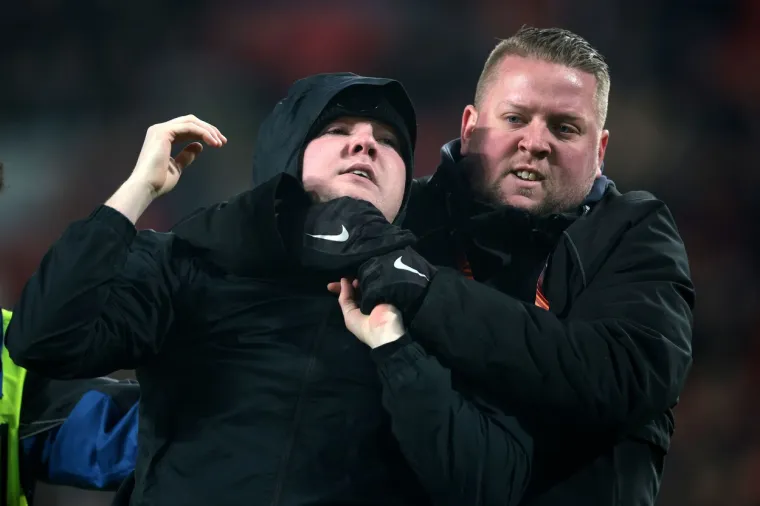 Kaos na utakmici u kojoj je igrao Rakitić: Navijač uletio u teren, udario golmana i sve požalio