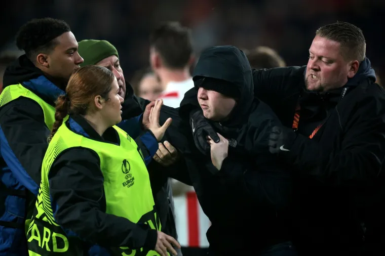 Kaos na utakmici u kojoj je igrao Rakitić: Navijač uletio u teren, udario golmana i sve požalio