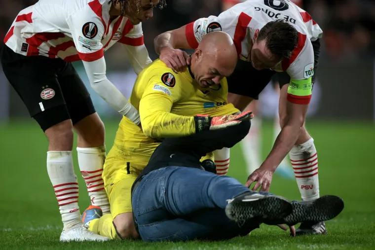 Kaos na utakmici u kojoj je igrao Rakitić: Navijač uletio u teren, udario golmana i sve požalio