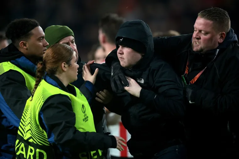 Kaos na utakmici u kojoj je igrao Rakitić: Navijač uletio u teren, udario golmana i sve požalio