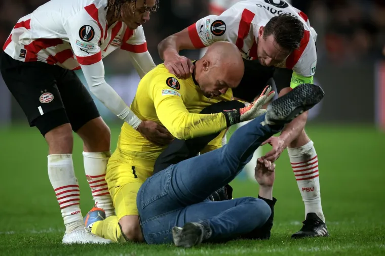 Kaos na utakmici u kojoj je igrao Rakitić: Navijač uletio u teren, udario golmana i sve požalio