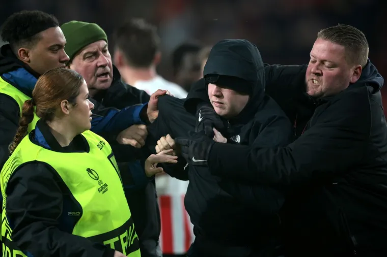 Kaos na utakmici u kojoj je igrao Rakitić: Navijač uletio u teren, udario golmana i sve požalio