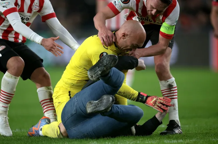 Kaos na utakmici u kojoj je igrao Rakitić: Navijač uletio u teren, udario golmana i sve požalio