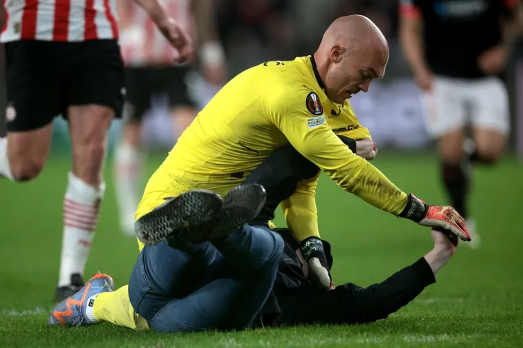 Kaos na utakmici u kojoj je igrao Rakitić: Navijač uletio u teren, udario golmana i sve požalio