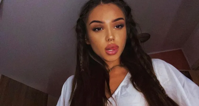 Breskvica, pravog imena Anđela Ignjatović (21) je srpska pjevačica koja je privukla mnogo obožavatelja već sa svojim debitanskim hitom &quot;Utopia&quot; 2019. Od 2019. do 2021. snimila je brojne hitove zajedno s tadašnjim dečkom, Voyageom. Njezina pjesma &quot;Sava i Dunav&quot; koja je nastala u suradnji s Hennyjem nalazi se na sedmom mjestu najslušanijih u Hrvatskoj. 