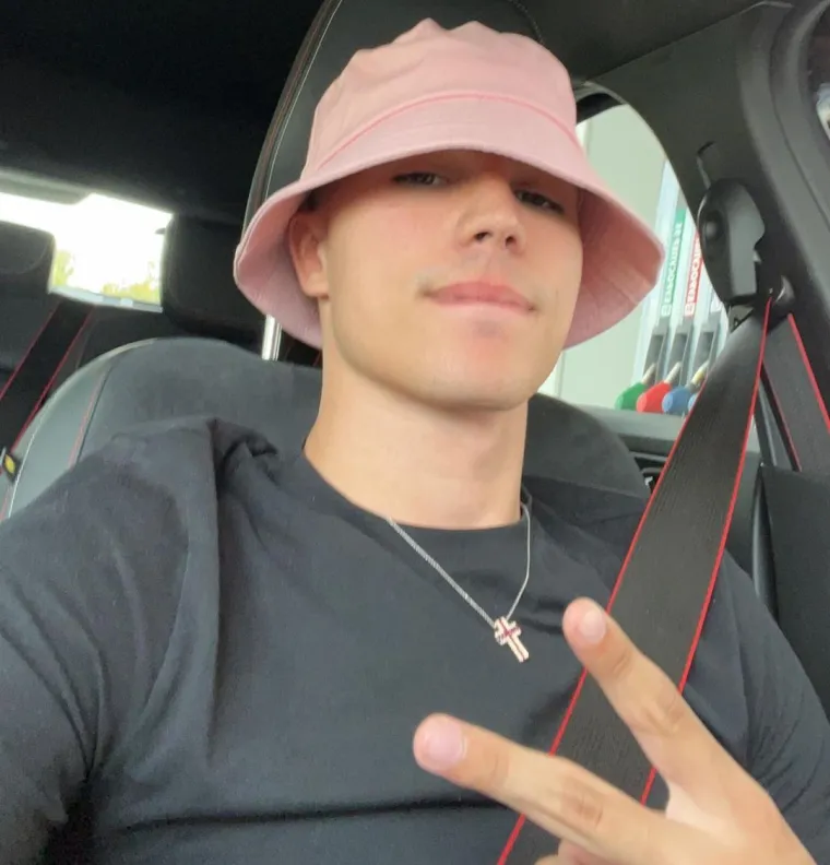 Srpski glazbenik Voyage, pravog imena Mihajlo Veruović (21) popularnost je stekao pjesmama &quot;Otrovan&quot;, &quot;Budi tu&quot;, &quot;Koraci u noći&quot;. Imao je i nekoliko uspješnih dueta, s Breskvicom, Vuk Mobom i Nuccijem. 