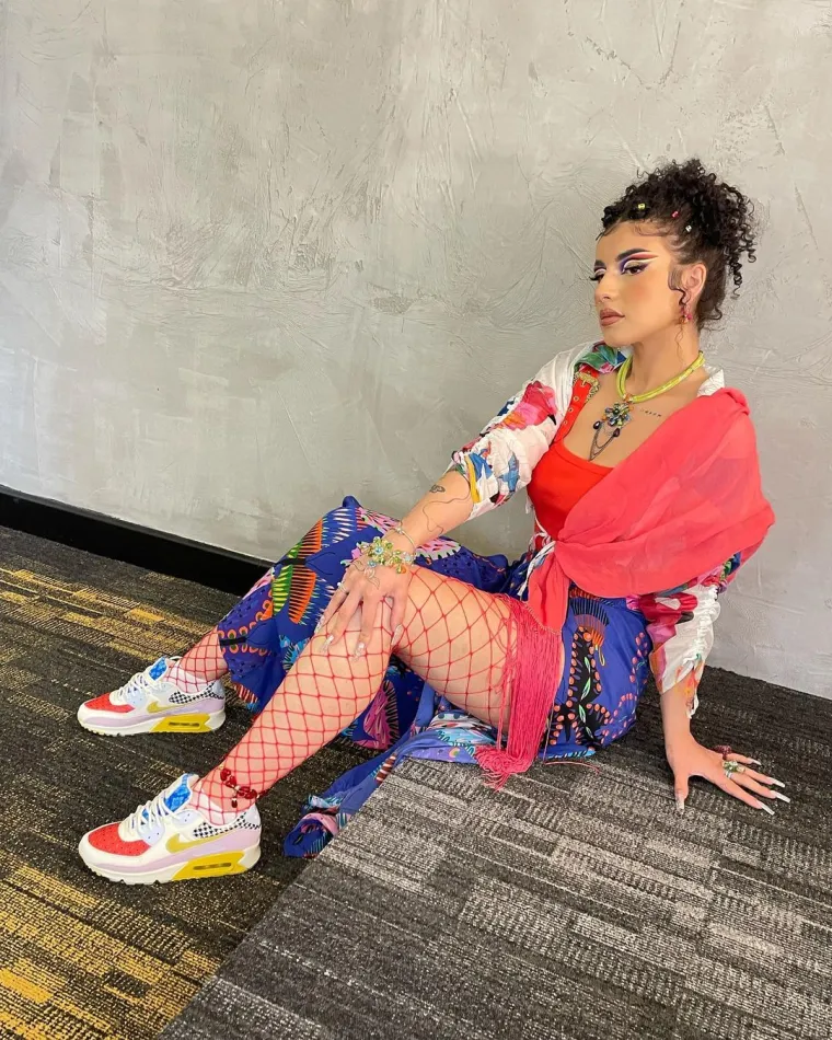 Zera, pravog imena Marina Pezerović (20) je pjevačica srpskog podrijetla, ali je rođena u Austriji i tamo je provela većinu života. Pjesme su joj većinom na srpskom, ali nekada su djelomično i na njemačkom. 