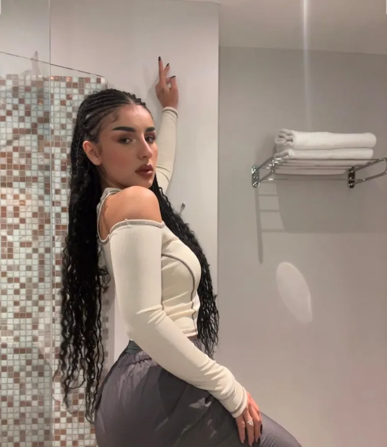 "K'o zmaj, bebo, ja sam tako nadr*ana. Oko nas samo momci s lo&scaron;im navikama. Ceo splav noćas popunjen je barbikama. Ko zna kad će doći kraj panikama", pjeva Zera u svojem posljednjem hitu "Nadr*ana".