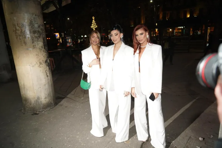 "Daj poljupce u zoru, malo kupanja u moru, vino belo. Drži&scaron; me za ruku, otkucaji rade jače nego telo. Ti si bad, ti si bad boy. A noć i grehovi, nije ba&scaron; po&scaron;teno. I &scaron;ta ti bi, &scaron;ta ti bi kad si avanturu hteo. Pati sada život ceo", pjevaju djevojke u njihovom zadnjem hitu" Poljupci u zoru". 