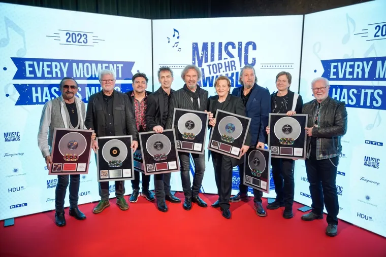  Osim nagrada za proteklu godinu, na dodjeli su uručena i posebno vrijedna priznanja – Multiplatinum Awards Hrvatske diskografske udruge za vrhunska diskografska dostignuća koja su dobili Parni Valjak za vrhunska diskografska dostignuća i jedinstven doprinos rock kulturi i glazbenoj industriji te Danijel Popović za vrhunska diskografska dostignuća legendarnog albuma „Bio sam naivan“ iz 1983. Već ranije Multiplatinum nagrade Hrvatske diskografske udruge za svoja glazbena dostignuća dobili su Vlatko Stefanovski, Željko Bebek i YU grupa koji su uveličali ovogodišnju dodjelu. 