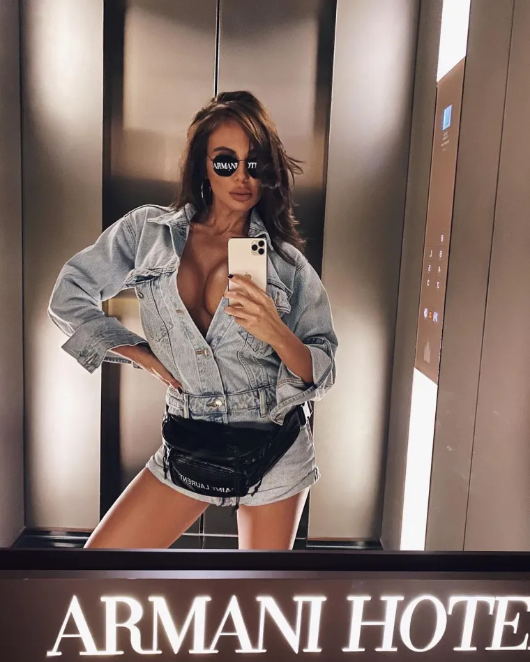 Opako provocira kada u prvi plan stavi bujne grudi: 'Ti si pravi primjer kako žena i majka treba izgledati'