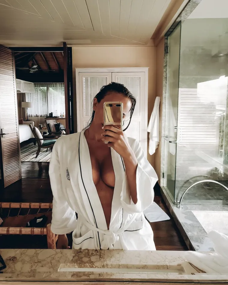 Opako provocira kada u prvi plan stavi bujne grudi: 'Ti si pravi primjer kako žena i majka treba izgledati'