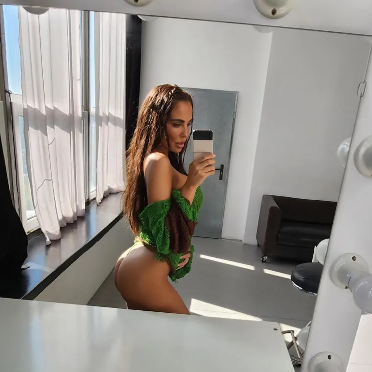 Opako provocira kada u prvi plan stavi bujne grudi: 'Ti si pravi primjer kako žena i majka treba izgledati'