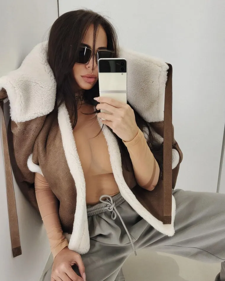 Opako provocira kada u prvi plan stavi bujne grudi: 'Ti si pravi primjer kako žena i majka treba izgledati'