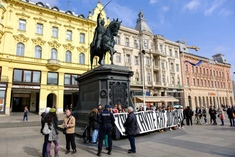 U centru Zagreba prosvjed povodom godine dana rata u Ukrajini: 'Zaustavite rat odmah'