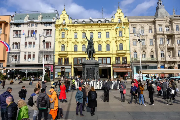 U centru Zagreba prosvjed povodom godine dana rata u Ukrajini: 'Zaustavite rat odmah'