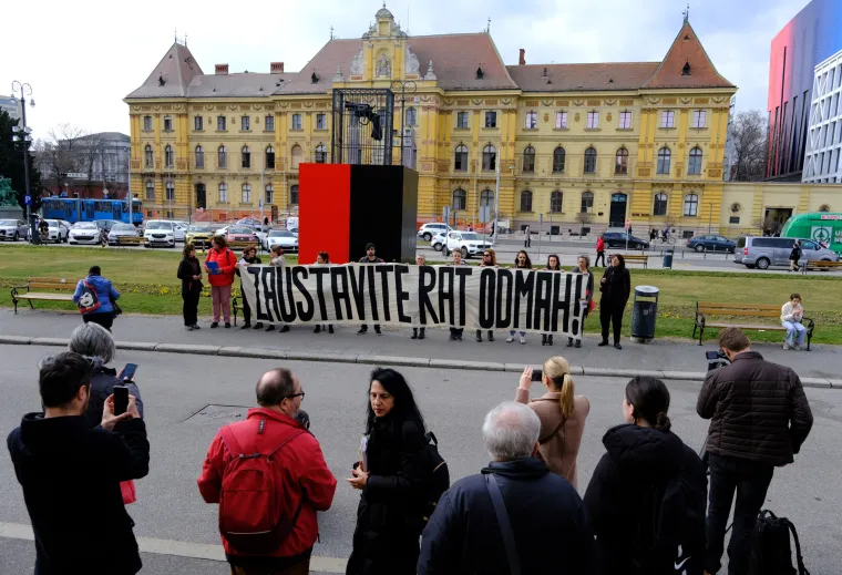 U centru Zagreba prosvjed povodom godine dana rata u Ukrajini: 'Zaustavite rat odmah'
