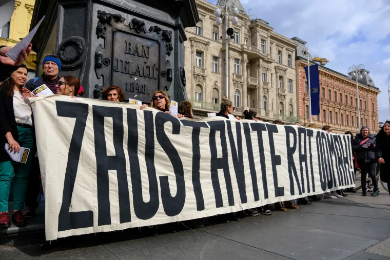 U centru Zagreba prosvjed povodom godine dana rata u Ukrajini: 'Zaustavite rat odmah'
