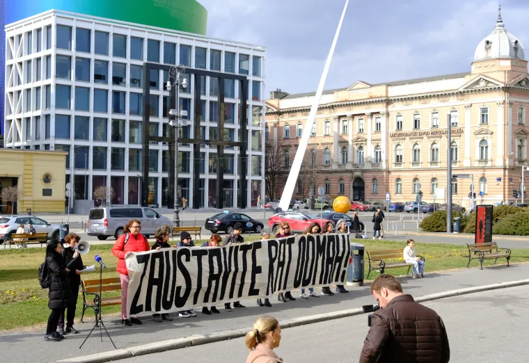 U centru Zagreba prosvjed povodom godine dana rata u Ukrajini: 'Zaustavite rat odmah'