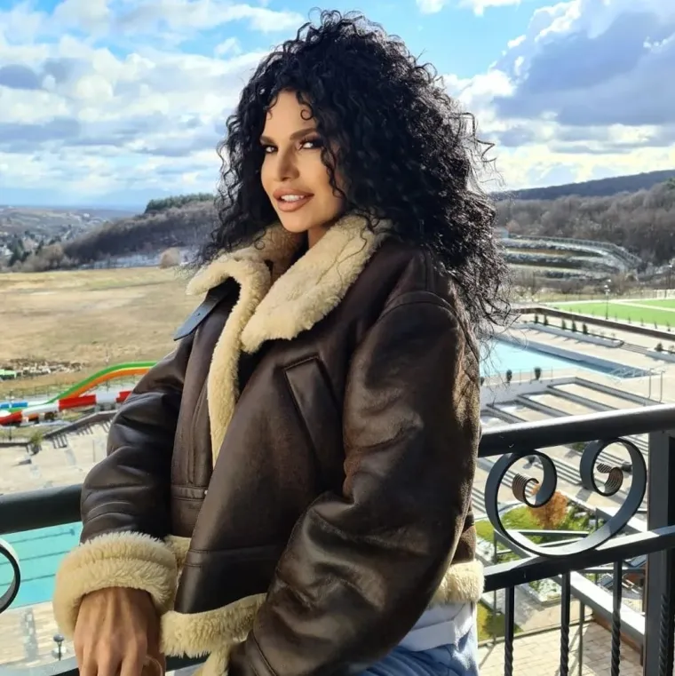 &quot;Sinovi su joj mlađi od dečka pa tako mogu raspoznati. Taj momak s kojim je često u posljednje vrijeme je mlađi sigurno desetak godina od nje, ako ne i više, ali ona izgleda kao avion pa se ta razlika ne vidi toliko&quot;, rekao je izvor za srpske medije.