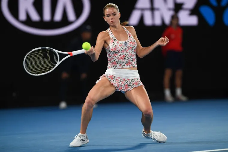 Najprovokativnija tenisačica ponovno izaziva: Sada uzalud poku&scaron;ava rukom spustiti prekratku haljinu