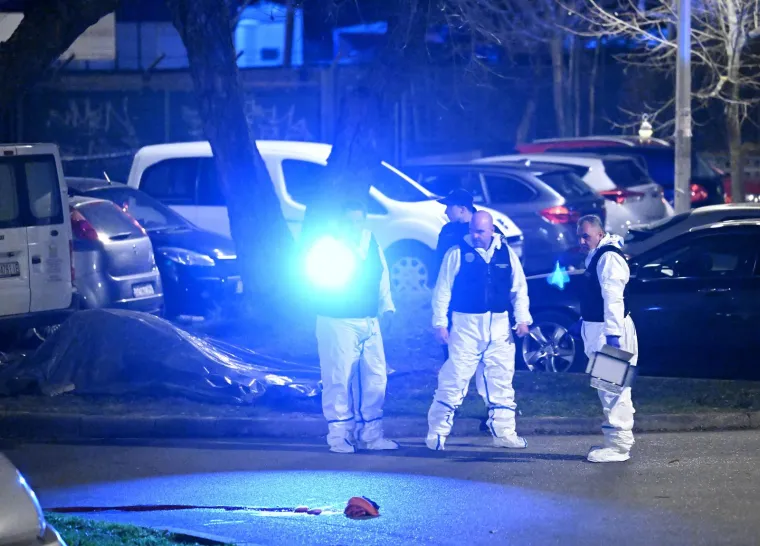 Ovo je mjesto pucnjave u Španskom. Na cesti lokva krvi, forenzičari na terenu