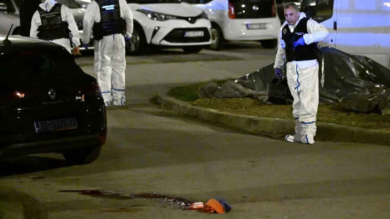 Ovo je mjesto pucnjave u Španskom. Na cesti lokva krvi, forenzičari na terenu