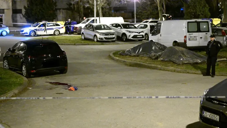 Ovo je mjesto pucnjave u Španskom. Na cesti lokva krvi, forenzičari na terenu