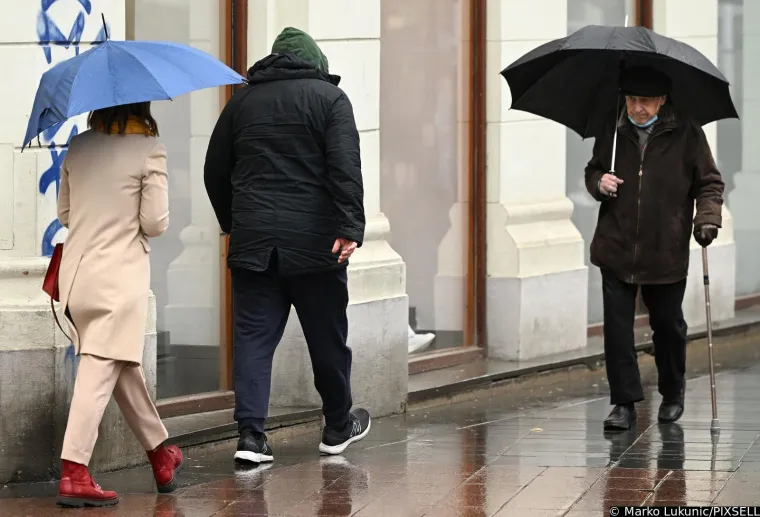 Prosinečki u totalno opuštenom izdanju prošetao centrom grada, ne smeta ga ni kiša