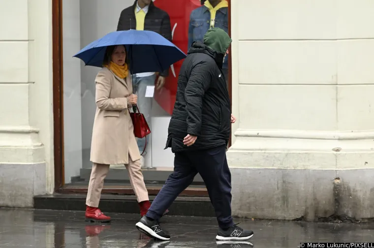 Prosinečki u totalno opuštenom izdanju prošetao centrom grada, ne smeta ga ni kiša