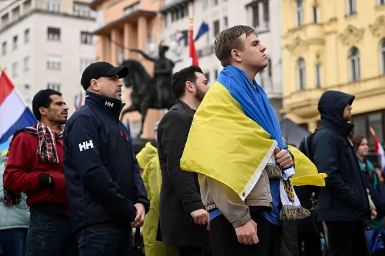 Suze, zastave i poruke,održan je skup podrške Ukrajini. Odazvali se brojni političari