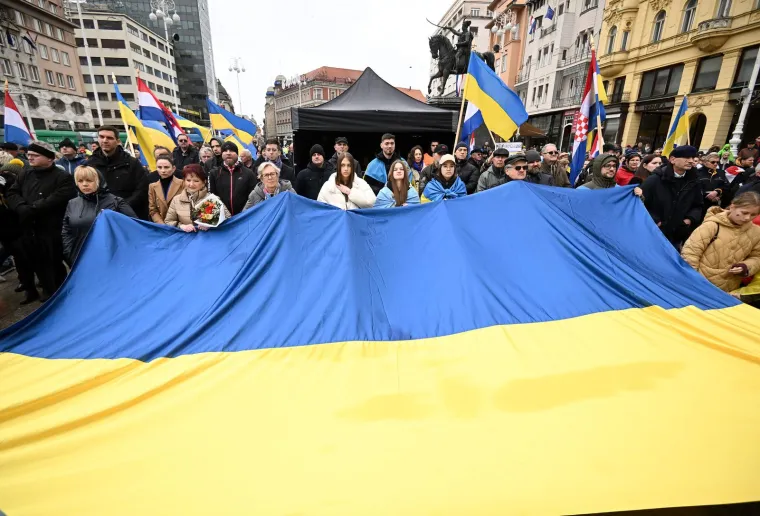 Suze, zastave i poruke,održan je skup podrške Ukrajini. Odazvali se brojni političari