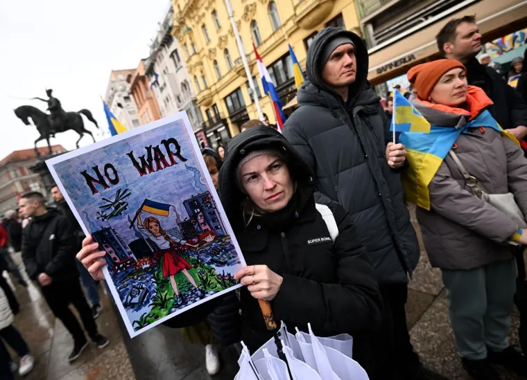 Suze, zastave i poruke,održan je skup podrške Ukrajini. Odazvali se brojni političari
