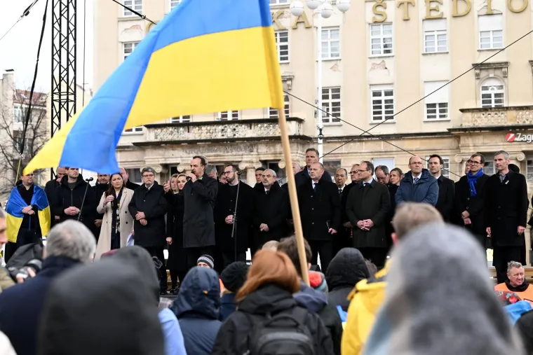 Suze, zastave i poruke,održan je skup podr&scaron;ke Ukrajini. Odazvali se brojni političari