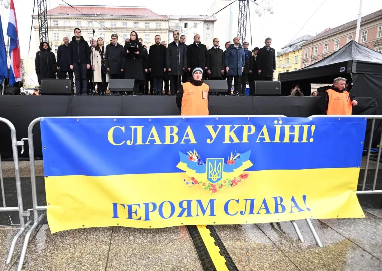 Suze, zastave i poruke,održan je skup podr&scaron;ke Ukrajini. Odazvali se brojni političari