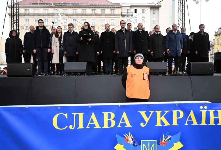 Suze, zastave i poruke,održan je skup podr&scaron;ke Ukrajini. Odazvali se brojni političari