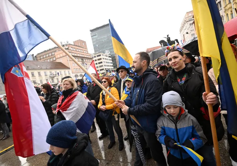Skup podrške Ukrajini u Zagrebu: Plač, transparentni i snažne poruke; veleposlanik Kirilič: 'Đavao govori samo jednim jezikom'