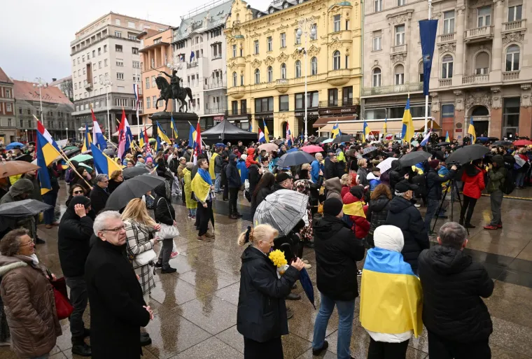 Skup podrške Ukrajini u Zagrebu: Plač, transparentni i snažne poruke; veleposlanik Kirilič: 'Đavao govori samo jednim jezikom'