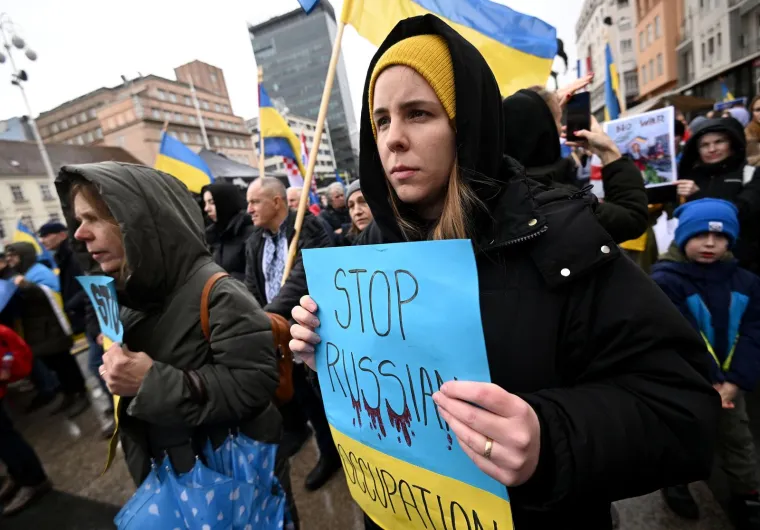 Skup podrške Ukrajini u Zagrebu: Plač, transparentni i snažne poruke; veleposlanik Kirilič: 'Đavao govori samo jednim jezikom'