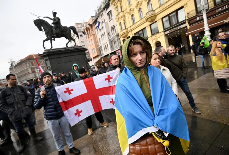 Skup podrške Ukrajini u Zagrebu: Plač, transparentni i snažne poruke; veleposlanik Kirilič: 'Đavao govori samo jednim jezikom'