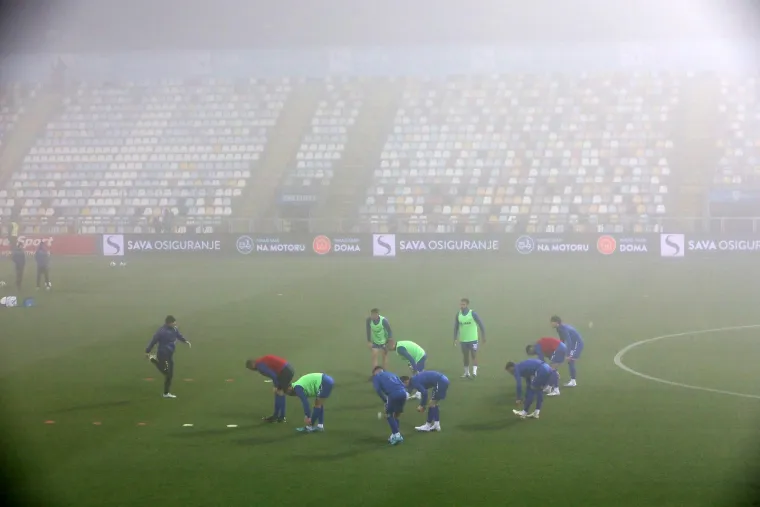 Nemogući uvjeti na utakmici HNL-a: Prvo se nad stadion nadvila magla od koje se ništa nije vidjelo pa je uslijedio prolom oblaka