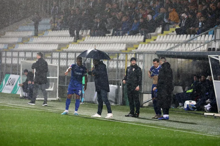 Nemogući uvjeti na utakmici HNL-a: Prvo se nad stadion nadvila magla od koje se ništa nije vidjelo pa je uslijedio prolom oblaka