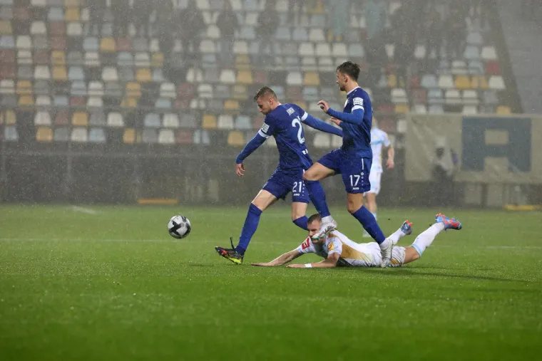 Nemogući uvjeti na utakmici HNL-a: Prvo se nad stadion nadvila magla od koje se ništa nije vidjelo pa je uslijedio prolom oblaka