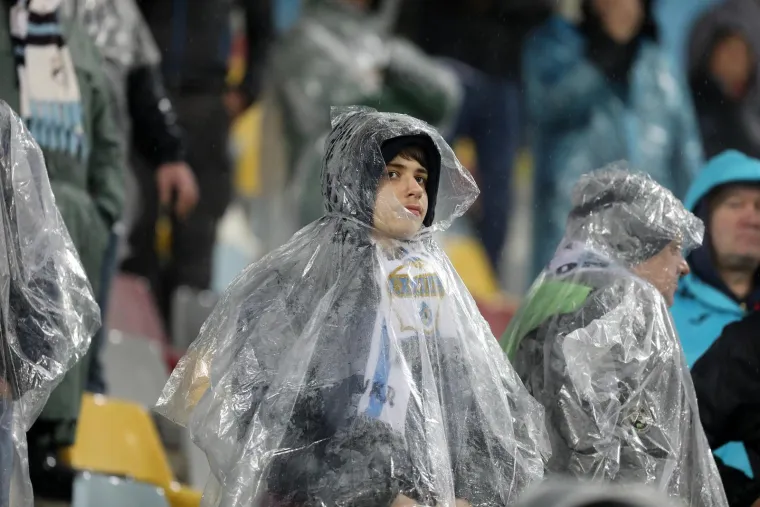Nemogući uvjeti na utakmici HNL-a: Prvo se nad stadion nadvila magla od koje se ništa nije vidjelo pa je uslijedio prolom oblaka