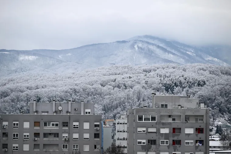 Zagreb se probudio pod bijelim pokrivačem. Snježne pahulje lepr&scaron;ale su cijelu noć