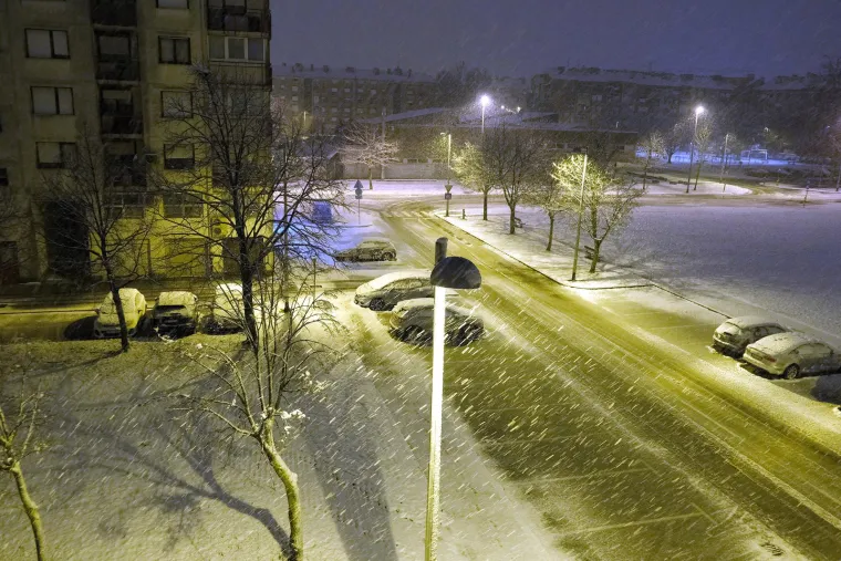 Zagreb se probudio pod bijelim pokrivačem. Snježne pahulje lepr&scaron;ale su cijelu noć