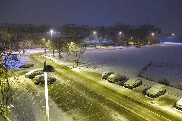 Zagreb se probudio pod bijelim pokrivačem. Snježne pahulje lepr&scaron;ale su cijelu noć